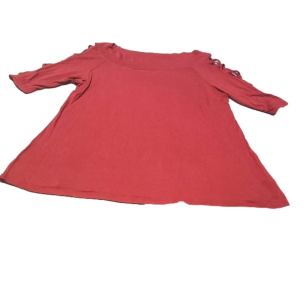 * 𝅺Maurices maroon colored top sz. Large